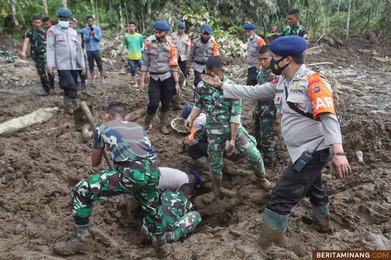 Tim relawan gabungan mencari korban hilang terbawa longsor yang dipicu gempa bumi di Nagari Malampah, Kecamatan Tigo Nagari, Pasaman, Sumbar, Kamis (03/3/2022). Empat dari enam korban hilang masih dalam pencarian tim SAR di lokasi longsor paska gempa 6.1 yang melanda Kabupaten Pasaman dan Kabupaten Pasaman Barat. (Beritaminang/AP).