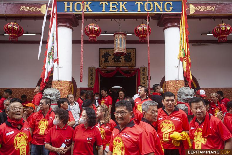 Warga keturunan berkumpul merayakan Imlek dan Cap Gomeh di kawasan Kampung Pondok, Padang, Sumbar, Minggu (05/2/2023). Pada puncak perayaan Imlek dan Cap Gomeh tahun 2023 ini diadakan Festival Arak-arakan Kio dan Sepasan yang dipusatkan di jalan Batang Arau atau di bawah Jembatan Siti Nurbaya. (Beritaminang/Adi Prima).