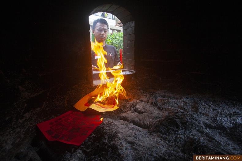 				Warga keturunan Tionghoa berdoa dan membakar uang kertas sebelum merayakan Imlek dan Cap Gomeh di Klenteng See Hin Kiong, Padang, Sumbar, Minggu (05/2/2023). Puncak perayaan Imlek dan Cap Gomeh tahun 2023 ini diadakan Festival Arak-arakan Kio dan Sepasan yang dipusatkan di jalan Batang Arau atau di bawah Jembatan Siti Nurbaya. (Beritaminang/Adi Prima).						