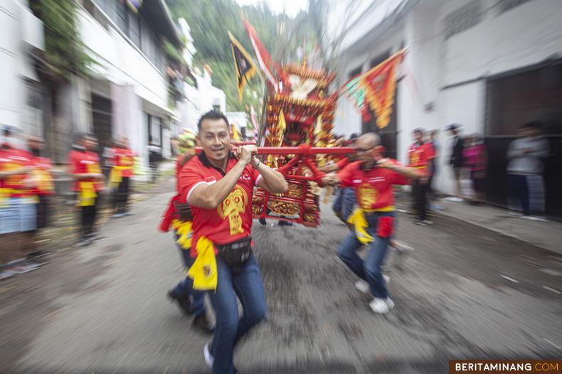 Warga mengarak Kio untuk merayakan Imlek dan Cap Gomeh 2023 di Kawasan Pondok, Padang, Sumbar, Minggu (05/2/2023). Pada puncak perayaan Imlek dan Cap Gomeh tahun 2023 ini diadakan Festival Arak-arakan Kio dan Sepasan yang dipusatkan di jalan Batang Arau atau di bawah Jembatan Siti Nurbaya. (Beritaminang/Adi Prima).