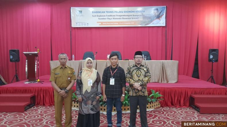 				PADANG - Kepala Bidang Pengembangan Sumber Daya Pariwisata dan Ekraf Dinas Pariwisata Sumbar, Drs. Raymon MPd, menegaskan, peran pelaku ekonomi kreatif (Ekraf) sangat penting untuk menggerakkan perekonomian. Karena itu dibutuhkan peningkatan pengetahuan para pelaku ekonomi kreatif tersebut, agar mampu bersaing dalam pemasaran produknya.  Penegasan ini disampailkan Raymon, saat mewakili Kepala Dinas Pariwisata Sumbar, membuka Bimbingan Teknis (Bimtek) Pelaku Ekonomi Kreatif sub kegiatan fasilitasi pengembangan kompetensi sumber daya manusia ekonomi kreatif Gelombang IV, di Hotel Rocky Plaza Padang, Senin (12/12/2022).						