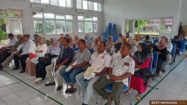 LUBUK ALUNG - Anggota DPRD Sumbar dari Fraksi Gerindra Jasma Juni Dt. Gadang (Dt JJ) kembali mengingatkan pentingnya Peraturan Daerah (Perda) Provinsi Sumbar No.7 Tahun 2018 tentang Nagari. Dimana Perda ini hendaknya segera diimplementasikan kabupaten dan kota di Sumbar dalam rangka penyelenggaraan pemerintahan terendah di Sumbar. Penegasan ini disampaikan Dt JJ dihadapan pemuka masyarakat dan generesi muda Kabupaten Padang Pariaman dalam kegiatan sosialisasi Perda yang dilakukan kalangan Anggota DPRD Sumbar, Jumat (8/4/2022) di Lubuk Alung. Foto: Rokcalva