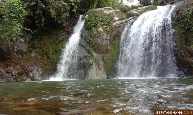 <b>				AIR TERJUN DAN ANGGREK PUTIH -</b> Berkunjung ke objek wisata Air Terjun Palano, Nagari Lakitan Tengah, Kecamatan Lengayang, Kabupaten Pesisir Selatan, tidak saja disajikan gemercik dan indahnya alam. Pengunjung juga bisa melihat mekarnya tanaman anggrek putih di sekitaran air terjun. Untuk itu, pengelola wisata disana berniat menjadikan Anggek Putih sebagai ikon pariwisata dan bisa dijadikan oleh-oleh untuk wisatawan. Foto Humas Pessel						