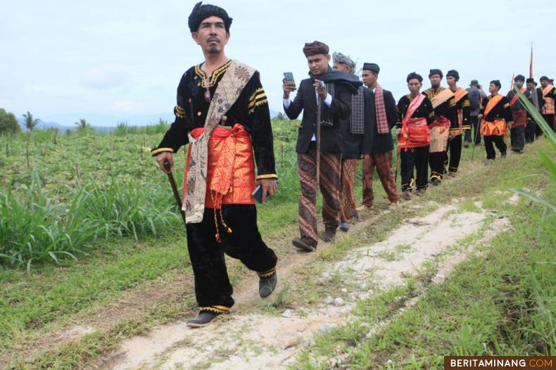 				<b>ALEK NAGARI ARAK IRIANG</b> - 300 penghulu dan 300 bundo kanduang ikuti alek nagari Arak Iriang Situjuah Batua, Lima Puluh Kota, Sumbar, Minggu (12/01/2020).Foto Adi Prima