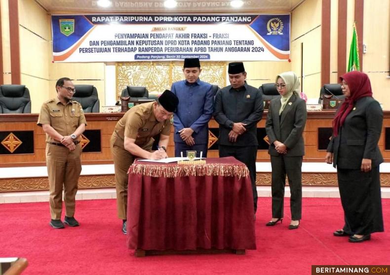 PADANG PANJANG -- Dewan Perwakilan Rakyat Daerah (DPRD) Kota Padang Panjang menggelar rapat paripurna pada hari Senin, 30 September 2024 di gedung DPRD setempat, dengan agenda utama penyampaian pendapat akhir fraksi-fraksi dan pengambilan keputusan terhadap Rancangan Peraturan Daerah (Ranperda) tentang Perubahan Anggaran Pendapatan dan Belanja Daerah (APBD) Tahun Anggaran 2024.