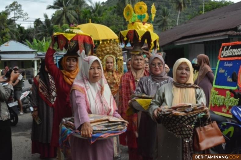 TARUSAN - Dalam rangka merevitalisasi tradisi budaya masyarakat Nagari Nanggalo, sebuah acara Babako digelar dengan khidmat pada akhir pekan lalu (20/10/2024). Kegiatan ini diprakarsai oleh Tim Program Pengabdian Nagari Binaan (PPNB) LP2M UNP sebagai upaya menghidupkan kembali prosesi adat yang semakin jarang dilakukan.  Babako, sebagai salah satu tradisi penting dalam budaya Minangkabau, memiliki makna mendalam dan penuh simbolisme yang perlu dilestarikan di tengah perubahan zaman. Dalam hal ini, Tim PPNB LPPM UNP secara aktif terlibat dalam memberikan pendampingan kepada pihak yang punya alek.