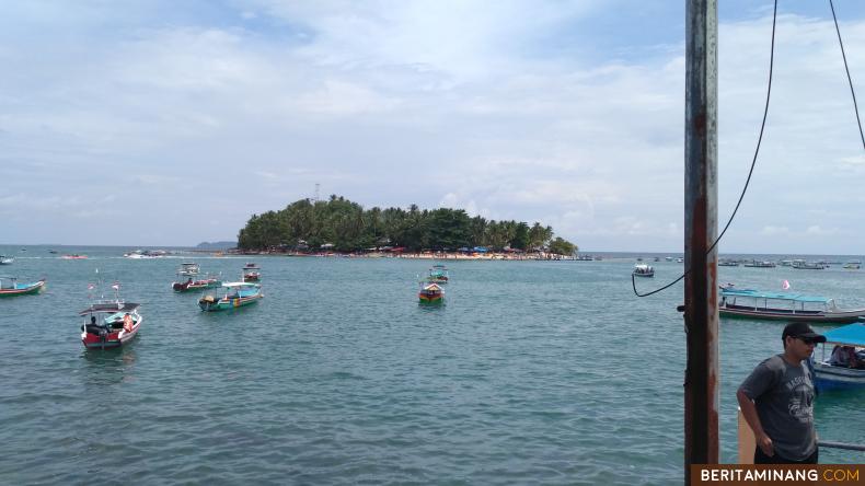 PULAU CINGKUAK - Pulau Cingkuak yang tak jauh dari Pantai Carocok Teluk Painan, Pessel, menyisakan cerita panjang tentang penjajahan dan perjuangan rakyat. Kini pulau yang ramai dikunjungi wisatawan musim liburan, menjanjikan berbagai permainan dan atraksi laut yang memukau. Pelancong juga bisa melakukan wisata sejarah disana. Tunggu apa lagi. Foto: Vajrel Tri Ananda