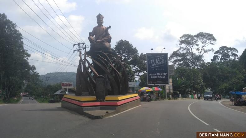 TUGU BABIOLA - Kesenian rabab identik dengan Kabupaten Pesisir Selatan. Kesenian yang menggunakan alat musik biola dan gendang ini, terkenal hingga ke mancanegara. Ketika anda memasuki Kota Painan, Tugu Babiola, perlambang kesenian rabab begitu ramah menyambut. Foto Vajrel Tri Ananda