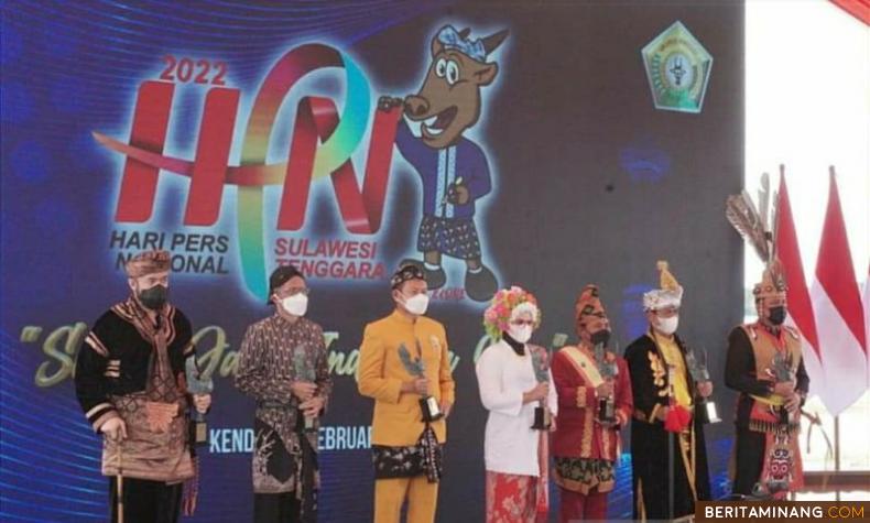 KENDARI - Wali Kota Padang Panjang, H. Fadly Amran, BBA Datuak Paduko Malano resmi menerima Anugerah Kebudayaan Persatuan Wartawan Indonesia (AK-PWI) 2022, Rabu (9/222/20). Ini adalah kado terindah bagi dirinya yang hari ini juga berulang tahun yang ke-34 bertepatan dengan Hari Pers Nasional (HPN). Penyerahan penghargaan dari PWI Pusat ini, dilakukan simbolis secara virtual oleh Presiden Joko Widodo dari Istana Negara yang membuka peringatan HPN yang diselenggarakan di Kota Kendari, Sulawesi Tenggara.