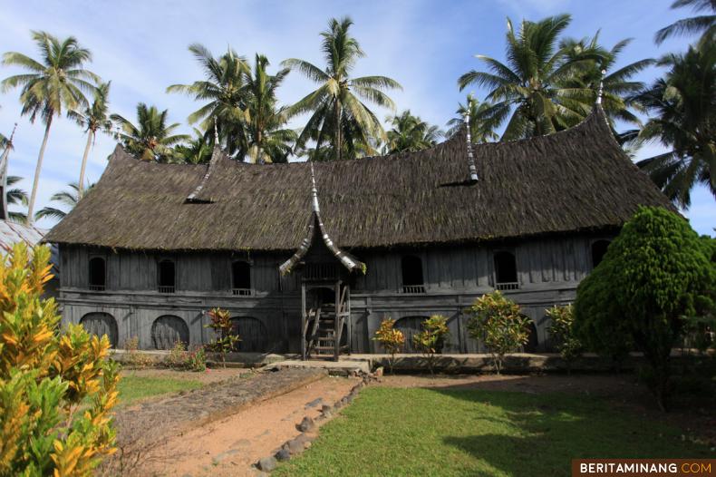 Bangunan rumah adat Minangkabau Rumah Tuo Kampai Nan Panjang di Nagari Balimbiang, Kabupaten Tanah Datar, Sumbar, Jumat (12/02/2021). Rumah Tuo Kampai Nan Panjang yang dibangun sekitar abad ke-16 merupakan benda cagar budaya, rumah adat ini dibangun tanpa paku dan masih terjaga keasliannya sampai sekarang. (Beritaminang/AP).