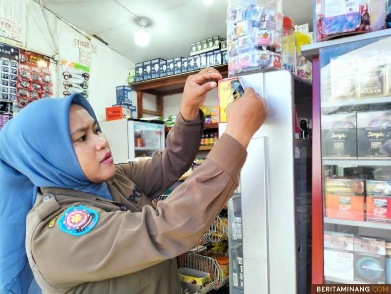 PADANG PANJANG - Mulai maraknya iklan rokok terpasang di sejumlah lokasi, membuat Satuan Polisi Pamong Praja dan Pemadam Kebakaran (Satpol PP Damkar) kembali mengambil tindakan penertiban. 