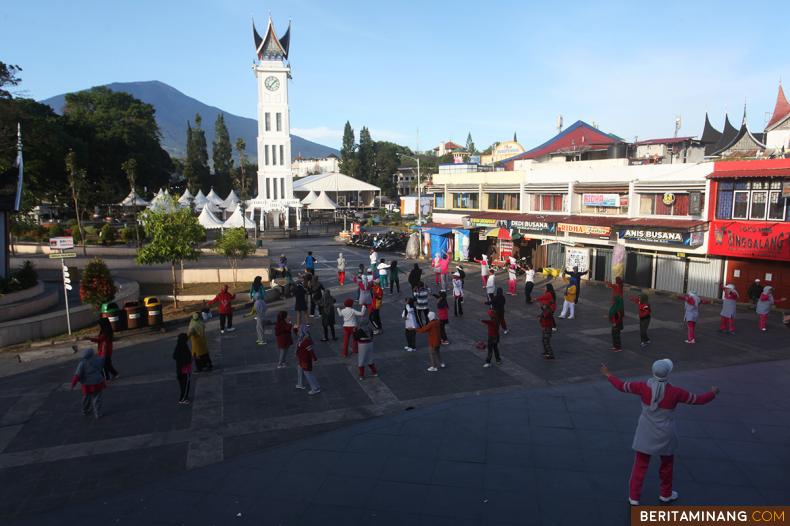 Sejumlah warga melakukan senam pagi di kawasan pedestrian Jam Gadang, Bukittinggi, Sumbar, Minggu (10/4/2022). Senam pagi hampir setiap hari dilakukan warga Bukittinggi untuk menjadi imun tubuh. (Beritaminang/Adi Prima).						