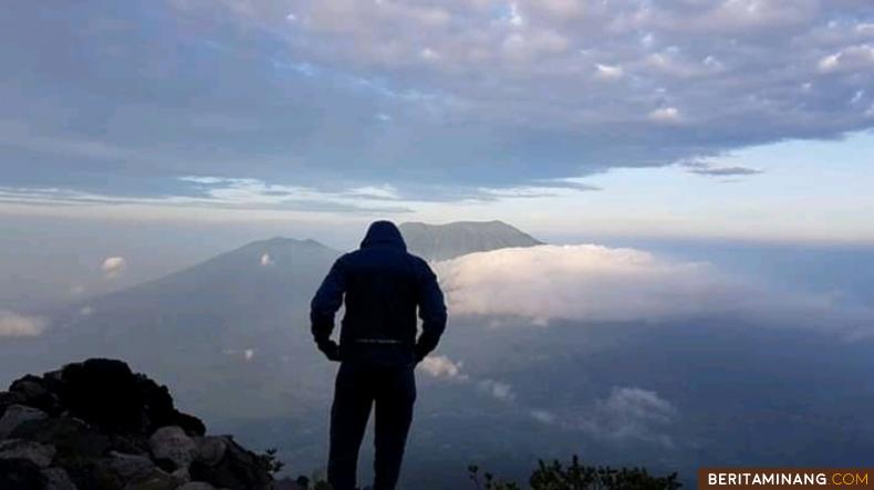 PAGI DI PUNCAK MARAPI - Gunung Marapi Sumatera Barat tergolong gunung aktif yang terus dipantai BVMBG. Gunung marapi tampak jelas dilihat dari empat penjuru angin, Agam, Bukittinggi, Tanah Datar, Padang Panjang Namun demikian banyak pendaki yang ingin menaklukan gunung setinggi 2.891 Mdpl ini. Begini sensasi dikala pagi di puncak Marapi. Foto: Sutomo