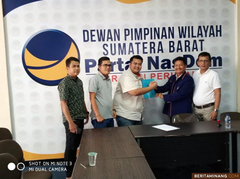 				PADANG - Bakal Cabup Sijunjung Rizki Abdian Putra, melakukan pertemuan dengan kalangan muda kaum milinial Provinsi Sumbar di Padang. Pertemuan dilakukan usai mendaftar sebagai Cawabup Sijunjung di DPW Partai NasDem Sumbar diantar Ketua DPD NasDem Sijunjung Hadiatulloh Montela, Sabtu, 23 November 2019. Foto-Foto Vagus Arian						