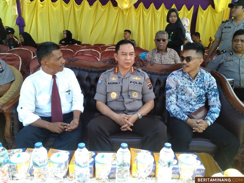 				Direktur Binmas Polda Sumbar Kombes Pol Nasrun Fahmi, SH, MSi, secara resmi membuka Pelatihan Satuan Pengamanan Garda Pratama yang dilaksanakan Pusdiklat PT Gito Perdana Sejahtera di Kompleks Kuala Nyiur II Padang, Senin (13/1/2020). Tampak Presdir PT Gito Perdana Sejhtera Drs. Yusus Rizal (kiri) dan Dirops Gito Prawiro Yusuf, SH (kanan) berbincang serius dengan Kombes Pol Nasrun Fahmi, SH, MSi. Foto Vagus Arian Mhd						