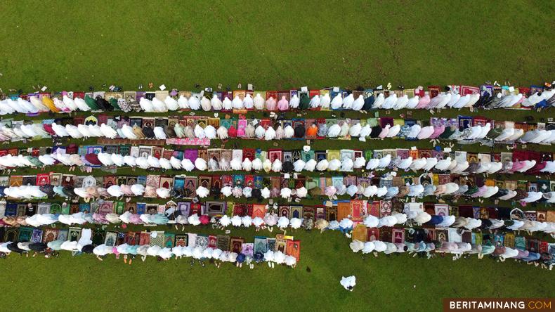 Foto udara umat Islam melaksanakan sholat Idul Adha 1444 H di Nagari Pariangan, Tanah Datar, Sumbar, Rabu (28/6/2023). Sebagian umat Islam di Sumatera Barat melaksanakan sholat Idul Adha 1444 H hari ini Rabu 28 Juni 2023. (Beritaminang/Adi Prima)