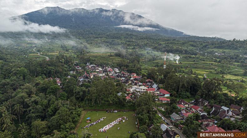 Foto udara umat Islam melaksanakan sholat Idul Adha 1444 H di Nagari Pariangan, Tanah Datar, Sumbar, Rabu (28/6/2023). Sebagian umat Islam di Sumatera Barat melaksanakan sholat Idul Adha 1444 H hari ini Rabu 28 Juni 2023. (Beritaminang/Adi Prima)