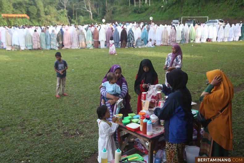 Pedagang melayani pembeli ketika pelaksanaan sholat Idul Adha 1444 H di Nagari Pariangan, Tanah Datar, Sumbar, Rabu (28/6/2023). Sebagian umat Islam di Sumatera Barat melaksanakan sholat Idul Adha 1444 H hari ini Rabu 28 Juni 2023. (Beritaminang/Adi Prima)