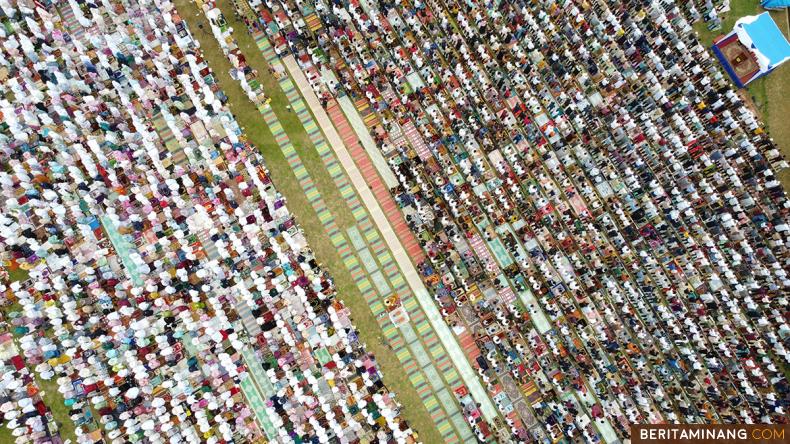 Foto udara Sholat Idul Fitri 1443 H di Lapangan Gumarang, Batusangkar, Kabupaten Tanah Datar, Sumbar, Senin (02/5/2022). Di Tanah Datar ibadah Sholat Idul Fitri tahun ini dipusatkan di Lapangan Gumarang Batusangkar. (Beritaminang/AP).