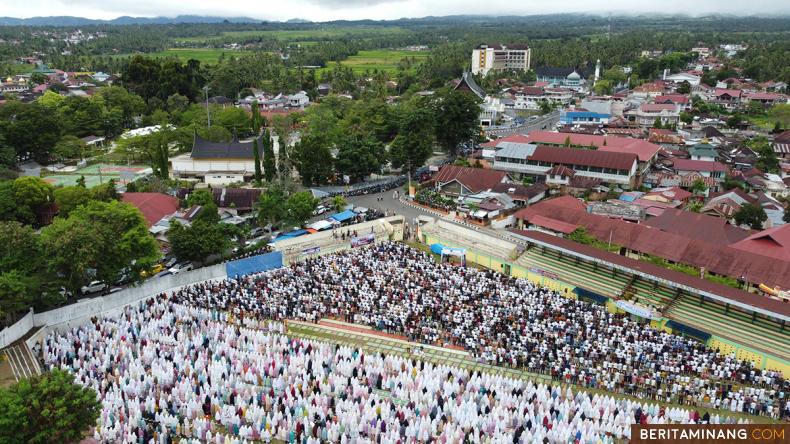 Foto udara Sholat Idul Fitri 1443 H di Lapangan Gumarang, Batusangkar, Kabupaten Tanah Datar, Sumbar, Senin (02/5/2022). Di Tanah Datar ibadah Sholat Idul Fitri tahun ini dipusatkan di Lapangan Gumarang Batusangkar. (Beritaminang/AP).