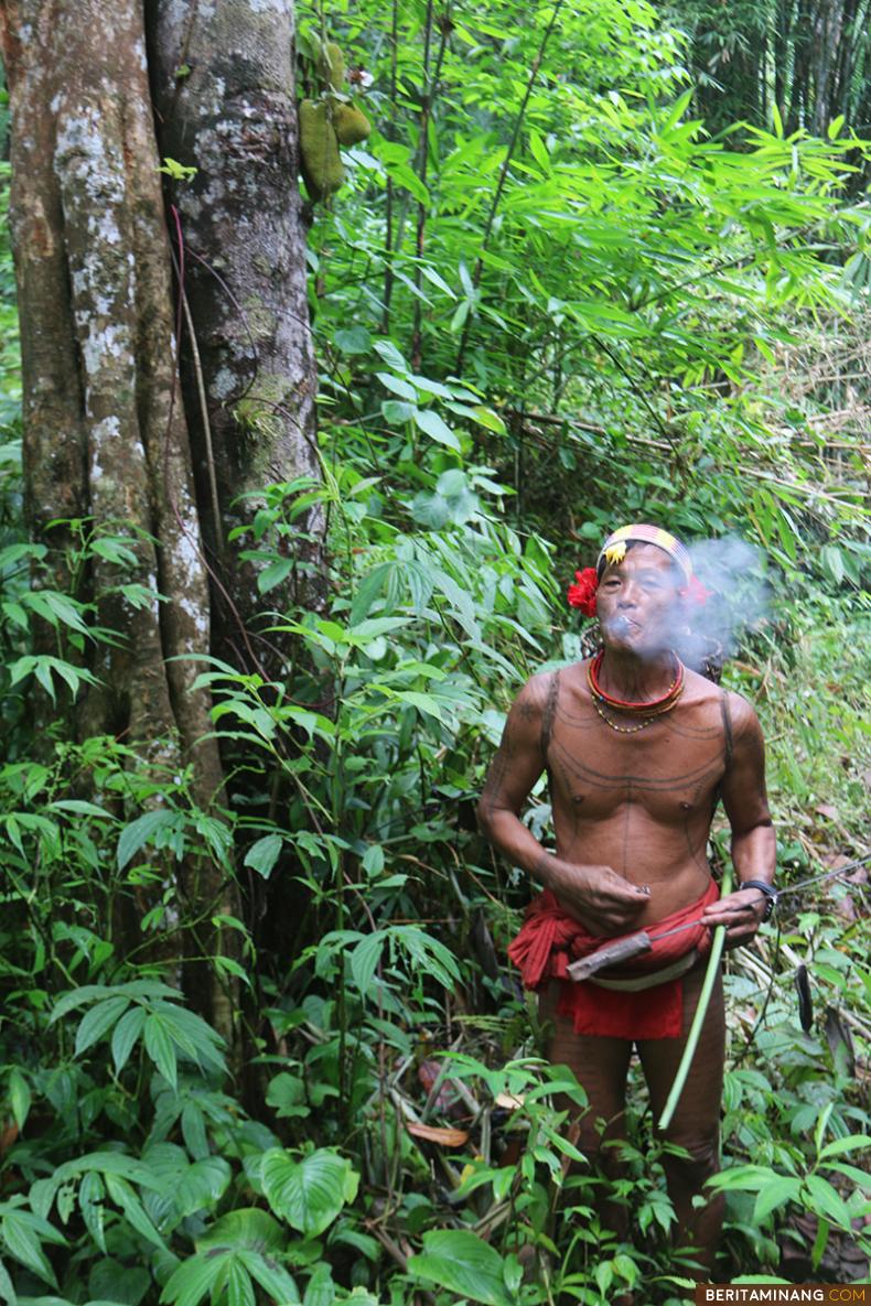 Sikerei (paramedis tradisional Mentawai) di Dusun Kulukubuk, Desa Madobag, Siberut Selatan, Kabupaten Kepulauan Mentawai, Sumbar, Jumat (26/8/2022). Pulau Siberut di Kepulauan Mentawai merupakan tempat tinggal Sikerei masyarakat asli Mentawai. (Beritaminang/AP).