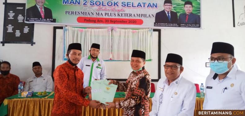 https://www.beritaminang.com/photos/foto/foto-sk-ma-plus-diserahkan-kepada-kepala-man-2_foto3_011020114512.jpeg