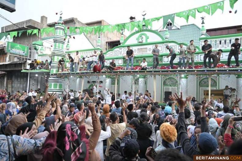 https://www.beritaminang.com/photos/foto/foto-suasana-meriah-tradisi-serak-gulo-di-masjid-muhammadan_foto1_141223120957.jpeg