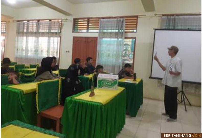 BUKITTINGGI - Tim dosen Jurusan Seni Rupa, Fakultas Bahasa dan Seni, Universitas Negeri Padang melakukan kegiatan Pengabdian Program Kemitraan Masyarakat (PKM) terhadap anak-anak Panti Asuhan Putra Aisyiyah Kota Bukittinggi, Sumbar. Tim PKM terdiri dari Drs. Irwan, M.Sn., Drs. Ariusmedi, M.Sn., Drs. Abd Hafiz, M.Pd., dan Nabillah Kurnis (mahasiswa).