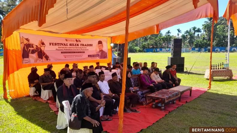 VII KOTO SUNGAI SARIAK - Selama dua hari, dimulai Sabtu hingga Minggu (22-23/7/2023), Ratusan pesilat putra dan putri utusan 21 kecamatan yang ada Kabupaten Padang Pariaman dan Kota Pariaman mengikuti Festival Silek Tradisi yang dipusatkan di GOR VII Koto Sungai Sariak.  Pembukaan Festival Silek Tradisi dilakukan Anggota DPRD Sumbar dari Fraksi Gerindra Jasma Juni (JJ) Dt Gadang. Kegiatan ini dilaksanakan UPTD Taman Budaya Provinsi Sumbar Dinas Kebudayaan Sumbar dari alokasi dana Pokir JJ Dt Gadang.