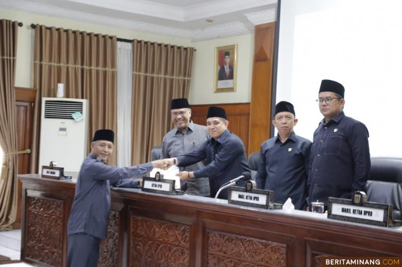 https://www.beritaminang.com/photos/foto/foto-suasana-penyerahan-pendapat-akhir-fraksi-dprd_foto4_011223044445.jpeg