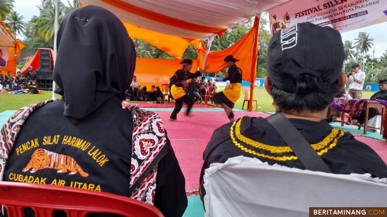 VII KOTO SUNGAI SARIAK - Setelah menjalan pertandingan selama dua hari, Perguruan Silat (PS)Bugi Lamo akhirnya mengumpulkan poin tertinggi dan berhak membawa Piala Bergilir  dalam Festival Silek Tradisi yang dipusatkan di GOR VII Koto Sungai Sariak.  Festival yang dilakukan mulai Sabtu hingga Minggu (22-23/7/2023) diikuti Ratusan pesilat putra dan putri utusan 21 kecamatan yang ada Kabupaten Padang Pariaman dan Kota Pariaman.  Festival sendiri ditutup secara resmi oleh Anggota DPRD Sumbar dari Fraksi Gerindra Jasma Juni (JJ) Dt Gadang, Minggu sore (23/7/2023). Kegiatan ini dilaksanakan UPTD Taman Budaya Provinsi Sumbar Dinas Kebudayaan Sumbar dari alokasi dana Pokir JJ Dt Gadang.