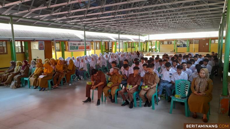 ENAM LINGKUNG - Reses yang dilakukan Anggota DPRD Sumbar dari Fraksi Gerindra, Jasma Juni (JJ) Dt Gadang ke SMAN 1 Enam Lingkung, Kecamatan Enam Lingkung, Padang Pariaman, Senin (24/7/2023), berlangsung hangat dan penuh kekeluargaan. Dalam acara yang dipandu Kepala SMAN 1 Enam Lingkung, Dra. Rahmawati,M.Si, dan dihadiri Ketua Komite SMAN 1 Enam Lingkung, Usman Labay, berbagai aspirasi/permintaan disampaikan ke JJ Dt Gadang.