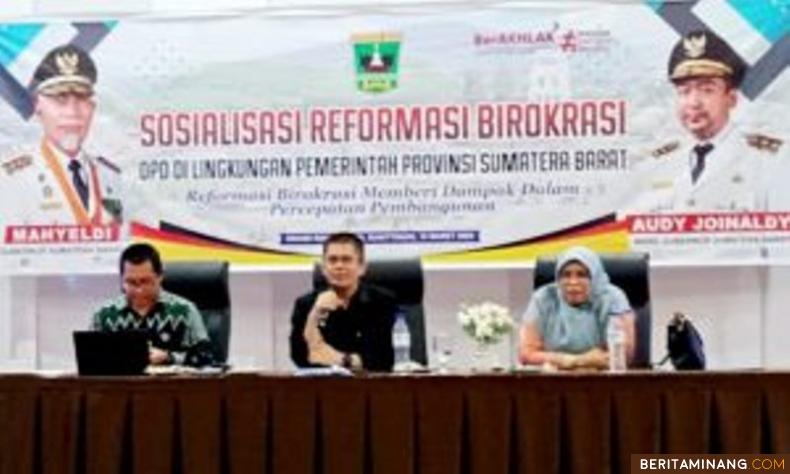 PADANG - Gubernur Sumatera Barat, Mahyeldi Ansharullah menyambut positif dan bersyukur dengan Hasil Evaluasi Reformasi Birokrasi (RB) Pemprov Sumbar Tahun 2023 dari Kementerian Pendayagunaan Aparatur Negara dan Reformasi Birokrasi (PANRB). Gubernur mengungkapkan, raihan nilai Pemprov Sumbar Tahun 2023 mencapai 76,25 atau berada dalam kategori BB dengan predikat sangat baik. Capaian itu lebih baik dari raihan tahun sebelumnya yang hanya mencapai 69,78 atau berada dalam kategori B dengan predikat baik.