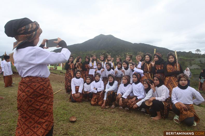 				Penari foto bersama sebelum pertunjukan tari massal Festival Talago Kamba 2023 di Nagari Tabek Patah, Tanah Datar, Sumatera Barat, Sabtu (1/7/2023). Festival Satu Nagari Satu Event di Tanah Datar ini bertujuan untuk memperkenalkan potensi pariwisata di setiap nagari/desa. (Adi Prima/Beritaminang)						