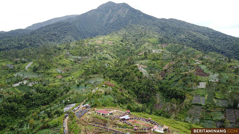 				Foto udara pertunjukan tari massal Festival Talago Kamba 2023 di Nagari Tabek Patah, Tanah Datar, Sumatera Barat, Sabtu (1/7/2023). Festival Satu Nagari Satu Event di Tanah Datar ini bertujuan untuk memperkenalkan potensi pariwisata di setiap nagari/desa. (Adi Prima/Beritaminang)						