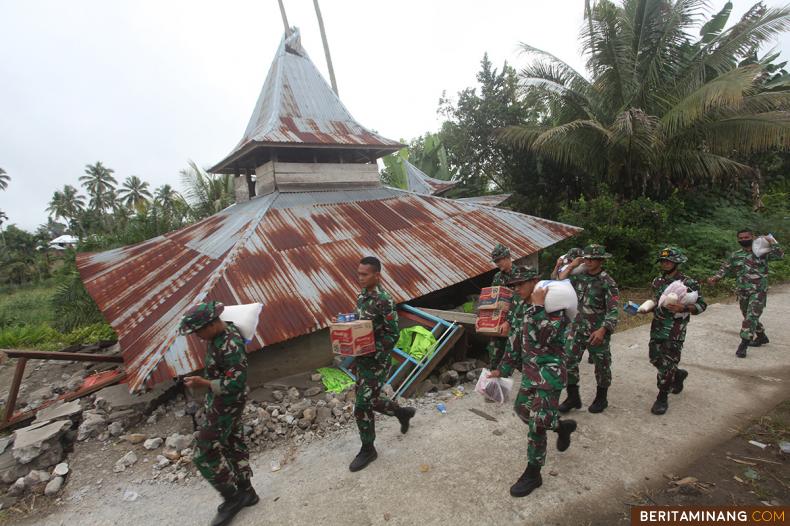 Anggota TNI yang tergabung dalam satgas tanggap darurat bencana gempa Pasaman distribusikan bantuan untuk pengungsi korban gempa di Nagari Malampah, Pasaman, Sumbar, Kamis (03/3/2022).