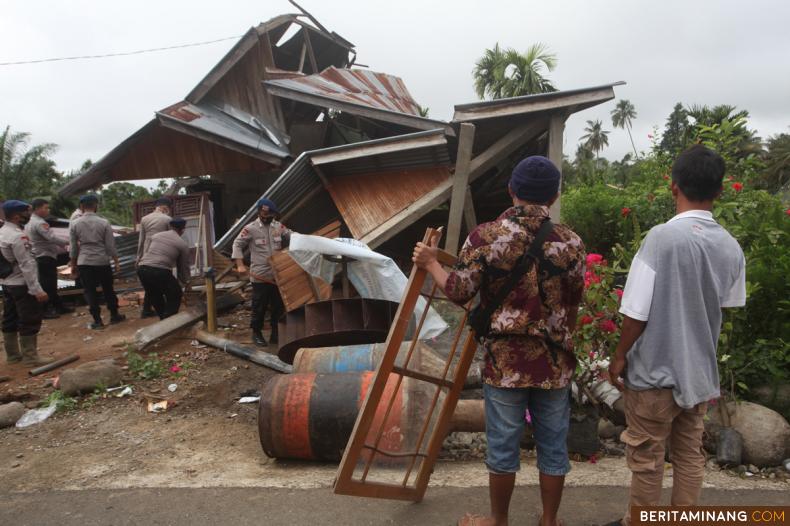 Anggota Polri yang tergabung dalam satgas tanggap darurat bencana gempa Pasaman membersihkan puing-puing rumah warga yang roboh akibat gempa magnitudo 6.1 di Nagari Malampah, Pasaman, Sumbar, Kamis (03/3/2022).