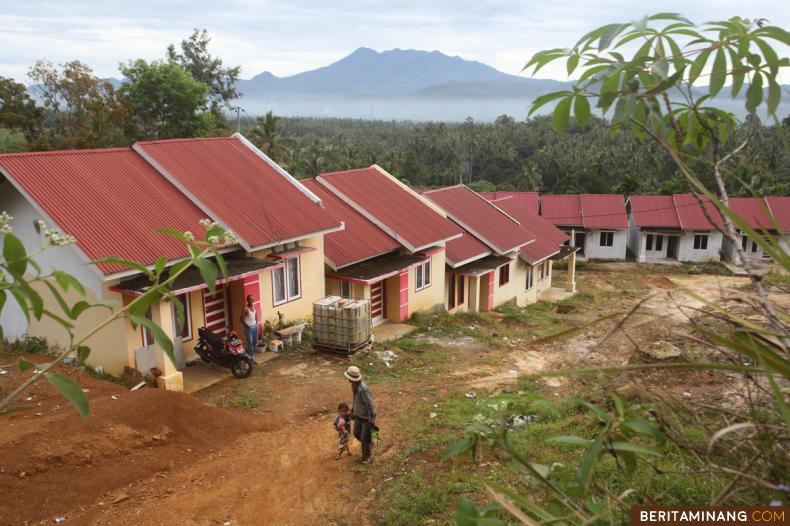 Warga berada di perumahan bersubsidi Karisma Siduali Regency, Rambatan, Tanah Datar, Sumatera Barat, Kamis (17/2/2022). Tahun 2022 ini Bank BTN dan mitra kerja menargetkan penyaluran KPR Fasilitas Likuiditas Pembiayaan Perumahan (FLPP) sebanyak 200.000 unit untuk masyarakat berpenghasilan rendah. (Beritaminang/Adi Prima).