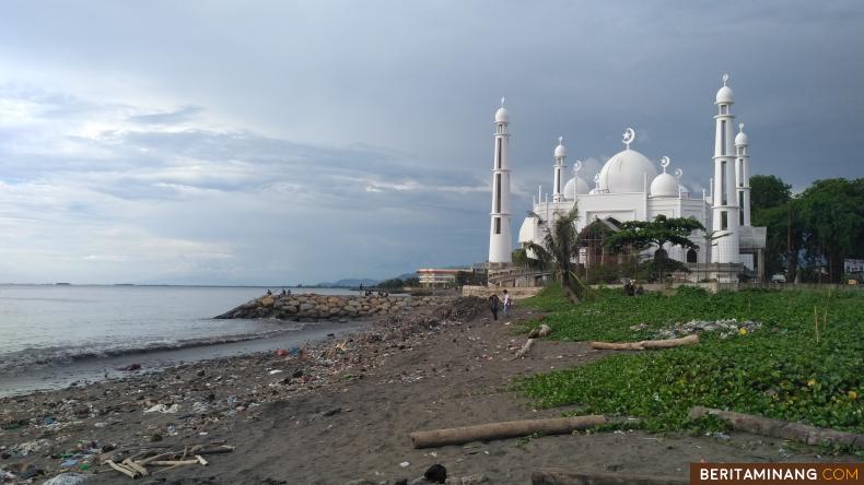 TERGANGGU SAMPAH MENUMPUK - Sampah masih menumpuk di Pantai Padang. Minggu sore, 16 Februari 2020, tumpukan sampah yang terhempas ke Pantai Padang tampak tidak dibersihkan, padahal tak jauh tampak keberadaan Mesjid Al Hakim yang sedang dibangun Pemko Padang. Foto Vajrel Tri Ananda