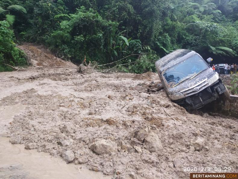 MOBIL TERSERET LONGSOR - Sebuah mobil terseret longsor yang terjadi di Km 20 dari Payakumbuh. Longsor menyebabkan jalur Sumbar Riau tak bisa dilalui hingga Senin pagi, 3 Februari 2020. Cuaca buruk dan lemahnya struktur tanah di kawasan tersebut menyebabkan rawan longsor. Foto: Ist/Medio