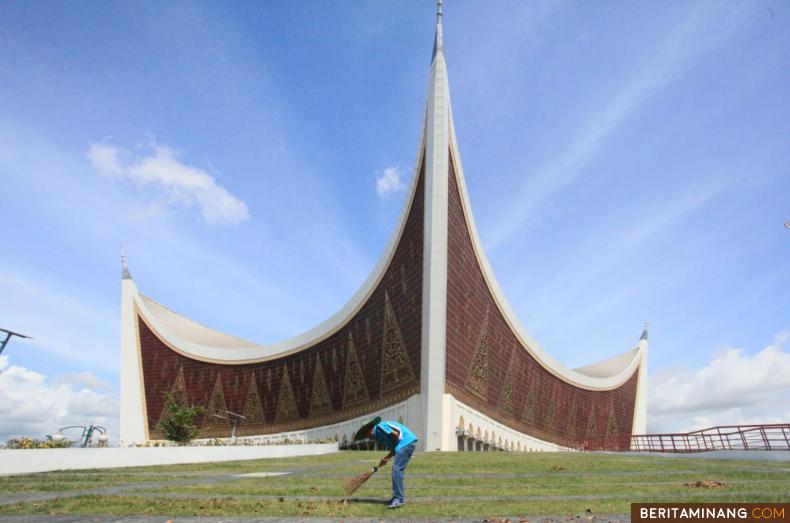 MASJID RAYA SUMBAR -Petugas kebersihan membersihkan area Masjid Raya Sumbar, Padang, Sumbar, Senin (13/01/2020). Foto Adi Prima