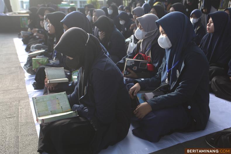 Peserta membaca Al-Quran pada acara Tilawah Al-Quran di kawasan pedestrian Jam Gadang, Bukittinggi, Sumbar, Minggu (10/4/2022). Gerakan tilawah mengkhatamkan Al-Quran kembali digelar setelah dua tahun ditiadakan karena pandemi. (Beritaminang/AP).