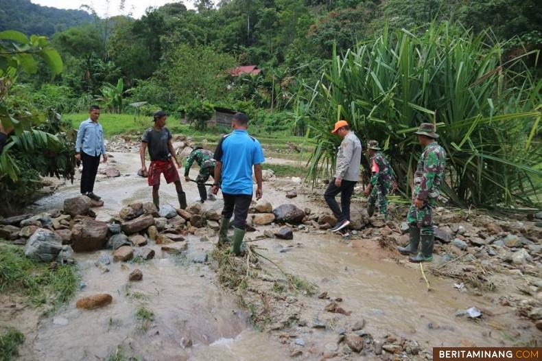 SUNGAI PAGU - Banjir dan tanah longsor melanda Kabupaten Solok Selatan beberapa hari lalu. BPBD Solok Selatan mencatat untuk sementara kerugian akibat banjir yang melanda beberapa kecamatan di Solsel mencapai Rp. 7,743 Miliar yang disebabkan kerusakan pada infrastruktur jembatan, irigasi, fasilitas umum lain, dan rumah penduduk. Kerugian tersebut terdapat pada 3 kecamatan yang ada, yakni Koto Parik Gadang Diateh, Sungai Pagu, dan Sangir. Foto-Foto Humas Solsel