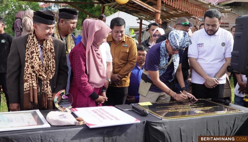 PADANG PANJANG - Usai melaksanakan kunjungan Anugerah Desa Wisata Indonesia (ADWI) 2023 di Desa Wisata Kubu Gadang, Menteri Pariwisata dan Ekonomi Kreatif (Menparekraf), Dr. H. Sandiaga Salahudin Uno, MBA menggelar Talkshow Kabupaten Kota (KaTa) Kreatif, di Auditorium Mifan Waterpark, Sabtu (1/4/2023). Diikuti pelaku ekonomi kreatif yang ada di Kota Padang Panjang, Mas Menteri Sandi juga didampingi Wakil Gubernur Sumatera Barat, Dr. Ir. Audy Joinaldy, S.Pt, M.Sc, M.M, IPM, ASEAN.Eng Datuak Rajo Pasisia Alam, dan Wali Kota Padang Panjang, H. Fadly Amran, BBA Datuak Paduko Malano.