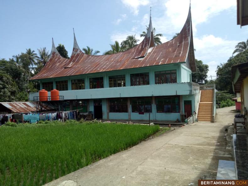 Bangunan pondok dengan ciri khas Minangkabau.